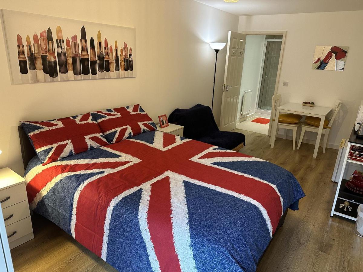 Modern, Large Independent Room With En-Suite Bathroom In Private Owned Apartment London Eksteriør billede